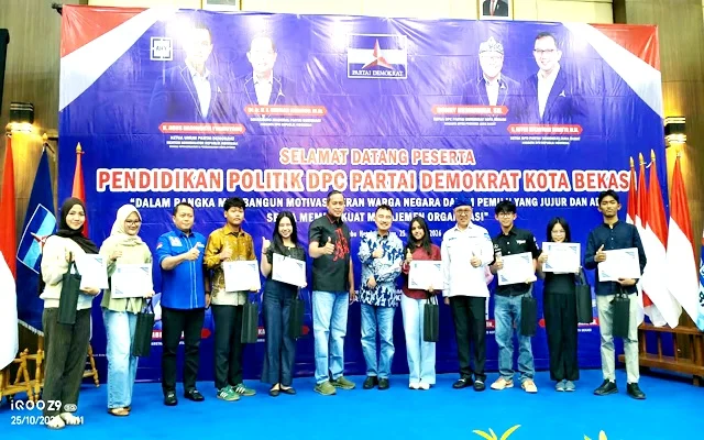 Wali Kota Bekasi Tri Adhianto dan Ronny Hermawan foto bersama peserta Lomba Pidato AHY Muda penerima penghargaan.